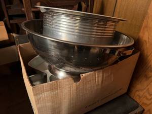lot 214 image: Vintage Cake Carrier, Cake Molds and Large Strainer