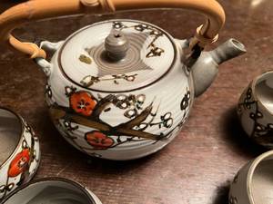 lot 221 image: Oriental Tea Pot and Cups