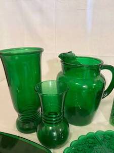 lot 257 image: Emerald Green Depression Glass