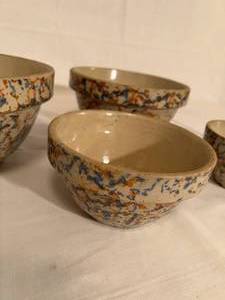 lot 273 image: Set of 4 Red Wing Sponging Design Bowls
