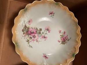 lot 278 image: Lot of Vintage Plates, Bowls & Tea Cups