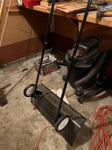 lot 285 image: Lot of Garage Items