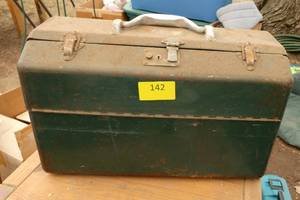 Fishing tackle box with tackle