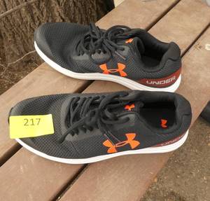 Like new Under Armour shoes size 6.5