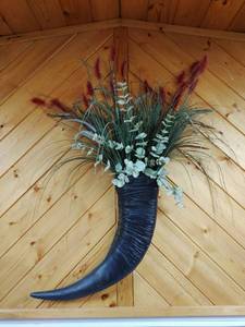 Wall Dcor with Faux Floral