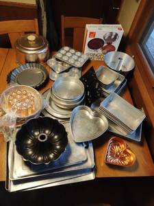 lot 96 image: Collection of Vintage Baking Pans