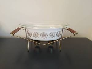 lot 4 image: Pyrex White Hex Lidded Casserole Dish with Stand