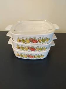 lot 12 image: Three Vintage Corning Ware Casserole Dishes