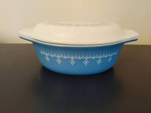 lot 14 image: Blue Snowflake Garland Pyrex Lidded Casserole Dish