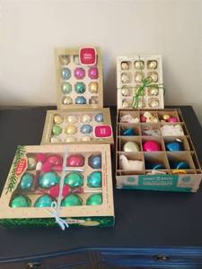 lot 20 image: Collection of Vintage Ornaments
