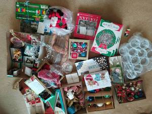 lot 21 image: Collection of Vintage Holiday Dcor