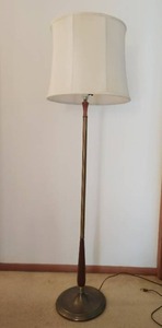 lot 22 image: Vintage Floor Lamp
