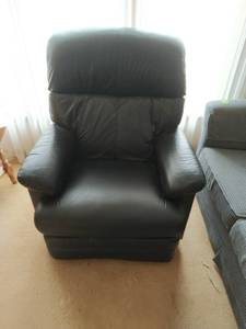 lot 23 image: La-Z Boy Leather Recliner