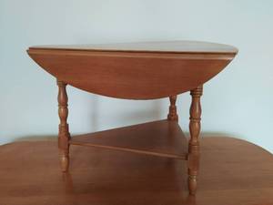 lot 32 image: Drop Leaf End Table by Conant Ball
