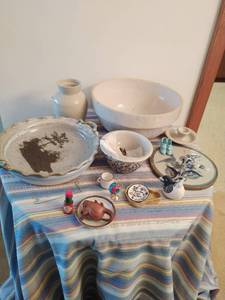 lot 72 image: Collection of Stoneware and Pottery Items