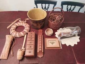 lot 78 image: Collection of Vintage Dcor