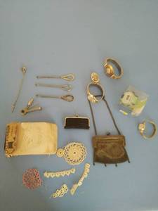 lot 80 image: Vintage Accessories