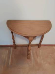 lot 117 image: Kiel Furniture Co. Hallway Table