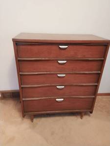 lot 1 image: Mid Century Dresser