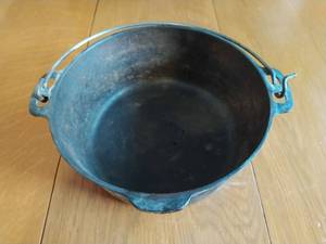 lot 211 image: Vintage Cast Iron Pot