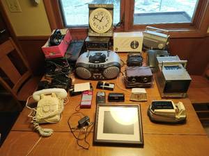 lot 216 image: Collection of Vintage Electronics