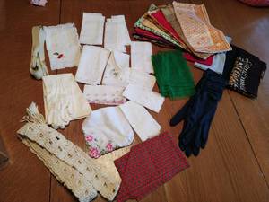 lot 226 image: Collection of Vintage Womens Accessories