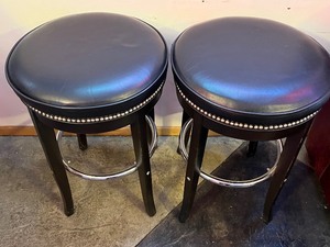 lot 25 image: Pair of Barstools