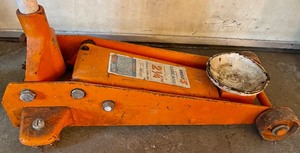 lot 85 image: Indy 5 Hydraulic Floor Jack