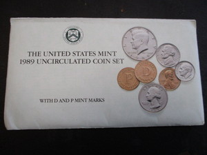 17. 1989 Philadelphia and Denver Uncirculated Mint Sets in Original Government Packaging