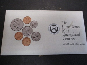 19. 1992 Philadelphia and Denver Uncirculated Mint Sets in Original Government Packaging