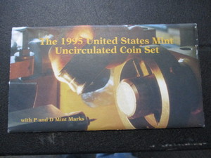23. 1995 Philadelphia and Denver Uncirculated Mint Sets in Original Government Packaging
