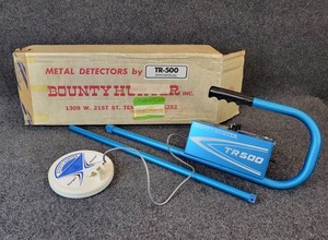 lot 232 image: Vintage Bounty Hunter Metal Detector - Model TR500 w Original Box - Looks like it was barely used.