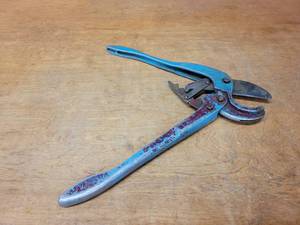 lot 257 image: Lee Cast Aluminum Tubing Cutter - Opens up to about 2