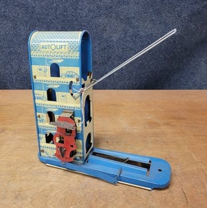 lot 370 image: 1930s Wolverine Tin Litho AUTOLIFT Toy - Stands about 10-12 Tall