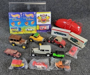 lot 386 image: Large Lot of Hot Wheels Cars and More