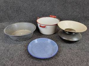 lot 388 image: Heavy Vintage Spittoon, Graniteware and Enamelware - Spittoon is about 9 Diameter