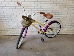 lot 511 image: Nice LaJolla 24 Womens Bicycle - Aluminum Frame, looks to have had little use - NO SHIPPING