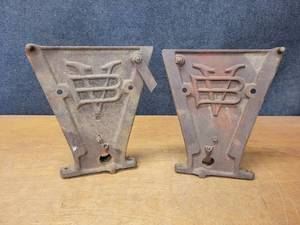 lot 537 image: Antique Van Brunt Grain Drill Cast Iron Sides - Awesome pieces of History - Each is about 13 x 12