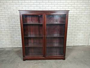 lot 202 image: Beautiful Antique Locking Cabinet - Key Included - NO SHIPPING