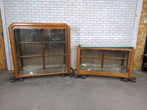 lot 211 image: Beautiful Solid Wood Lighted Hutch with Glass Doors & Mirrors - NO SHIPPING