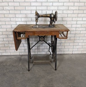 lot 222 image: Antique WHITE Cast Iron Base Sewing Machine - Top Needs Work - Very Cool Cast Iron Base, Would Make a great End Table - NO SHIPPING