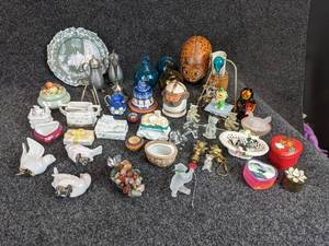 lot 305 image: Lot of Decorative Collectibles - NO SHIPPING