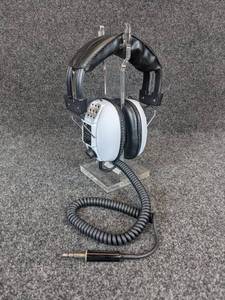 lot 311 image: Rystl Dynamic Stereo Headphones Model SH-904DX in Like New Condition