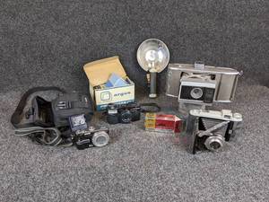 lot 323 image: Lot of Vintage and Modern Photography Equipment - Kodak, Polaroid, Panasonic, Olympus, and More