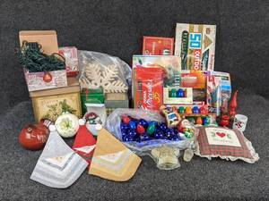 lot 476 image: Lot of Christmas Dcor and Lights - NO SHIPPING