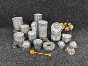 lot 493 image: OODLES of Aluminum Jell-oTart Molds