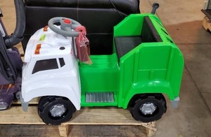lot 7 image: Kid Trax 6V Real Rigs Recycling Truck Interactive Powered Ride-On - GreenWhite (Missing charger)