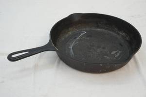 cast iron frying pan