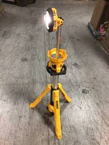 20-Volt MAX 3000-Lumen Tripod Light by DEWALT Customer Returns See Pictures