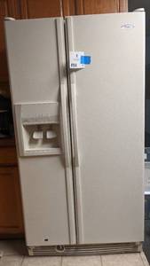 lot 13 image: Whirlpool Refrigerator with Ice Maker and Filtered Water Dispenser-Works Great